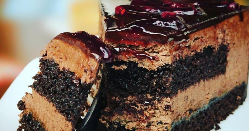 Saftiger Kuchen mit Kinderschokolade: So einfach gelingt der Klassiker